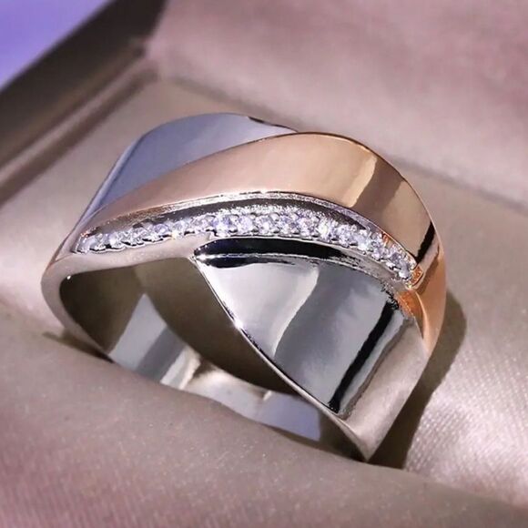 Two toned ring. Size 9 - Picture 1 of 2